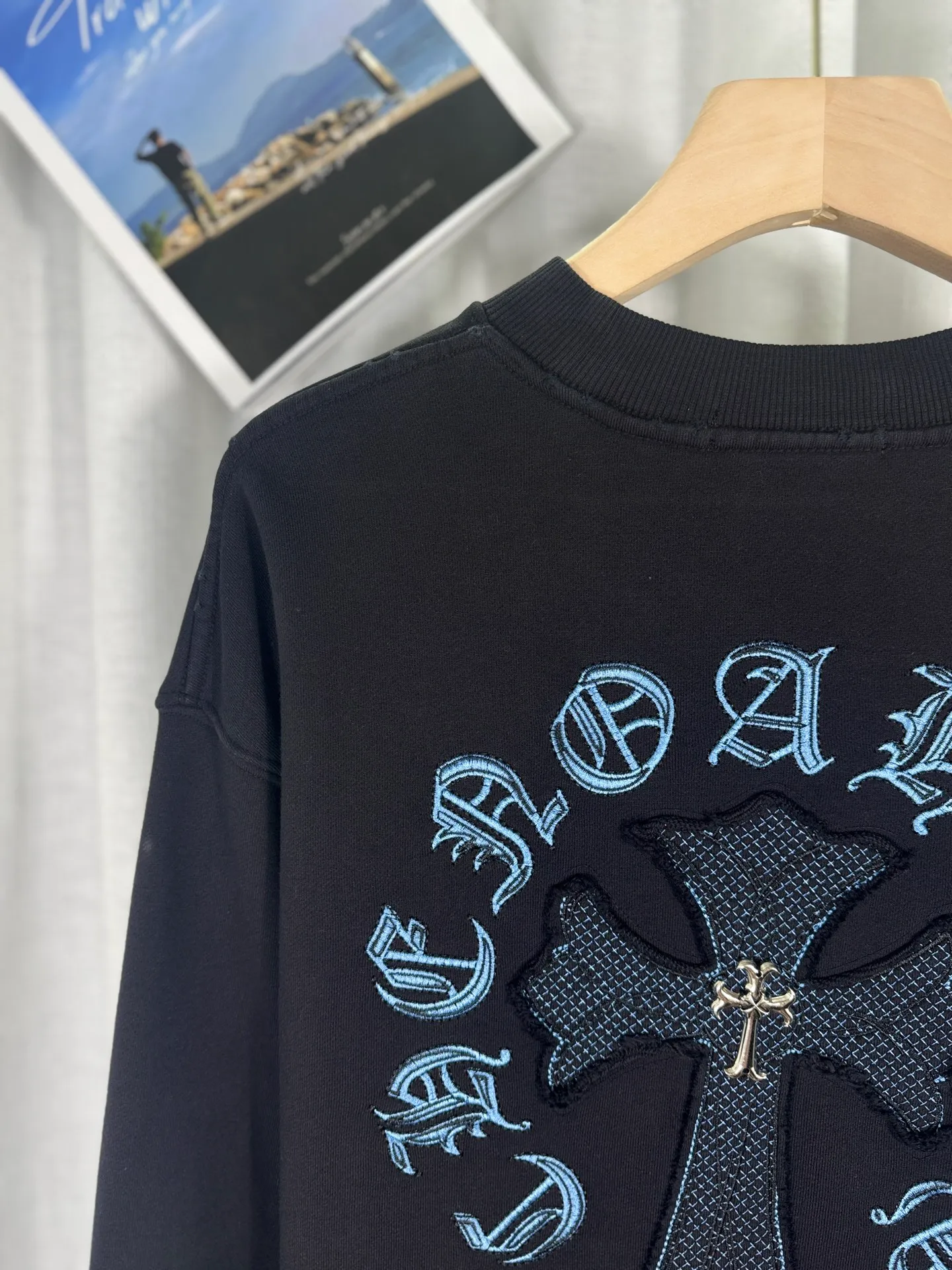 P260 top version, real shot without P, ​​different from market currency) 𝗖𝗵𝗿𝗼𝗺𝗲 𝗛𝗲𝗮𝗿𝘁𝘀/Cro Heart 2025 denim patch embroidery autumn and winter new original single counter American laser burnt 3D three-dimensional color embroidery couple casual sweatshirt 👑The highest version! Customized fabric 430g tripe terry fabric! American acid washed distressed original denim with burnt flowers ✟appliqué embroidery and exquisite embroidery of letters! The best-selling model in the counter, very comfortable to wear. Accessories: original molded and authenticated collar label➕100% silk wash label. Genuine purchase-grade original hangtag➕matching hanging rope➕3D hanging beads➕original packaging bag. Craftsmanship: The original version has consistent wiring! The highest version of the armhole matching technique! Color: White Black Size: S M L XL Style No.: 9330